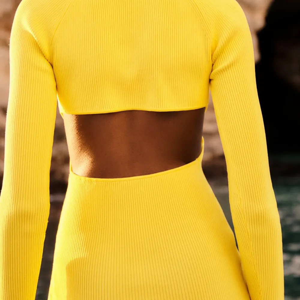 jättefin gul klänning från zara, aldrig använt! Öppen rygg 🥰👌. Klänningar.