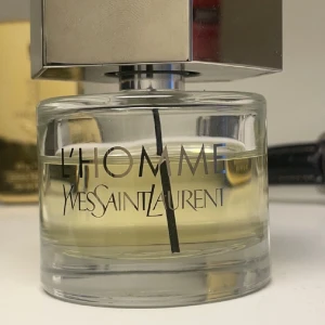 YSL L’homme - Mer än halva kvar. Billigaste jag hittar kostar 664 kronor   Obs! Vid köp så välj postnord tack.  Går ner i pris vid snabb affär