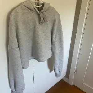 En lite kortare hoodie med luva, säljer då den inte riktigt kommer till användning💕