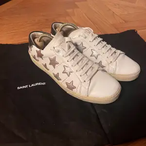 Fina saint Laurent sneakers i Stjärnmönster. Dust bag tillkommer, ej box 