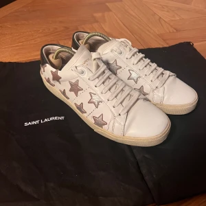 Saint Laurent dam sneaker  - Fina saint Laurent sneakers i Stjärnmönster. Dust bag tillkommer, ej box 