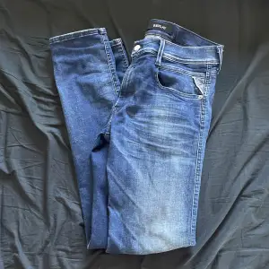 Säljer dessa riktigt bekväma och oerhört snygga jeans perfekta nu inför sommaren. Modellen är Ambass (slim fit)