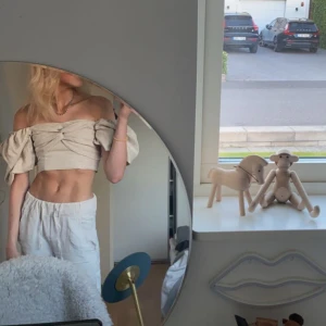 Linne topp - Intressekoll på min sjukt fina och snygga topp från & Other Stories, köpt för 900 kr i somras💕Endast använd 1 gång , SÄLJER ENDAST VID BRA PRIS