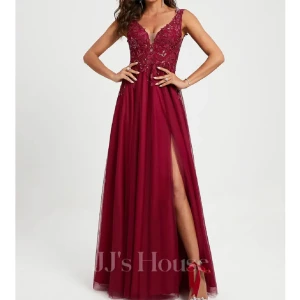 Röd balklänning - Säljer nu tyvärr min otroligt vackra balklänning. Vinröd med slits på ena benet. Otroligt vacker och fick sjukt mycket komplimanger hela kvällen. Endast använd 2 gånger och är helt i nyskick utan skavanker. Passar S-L då den är väldigt reglerbar. 