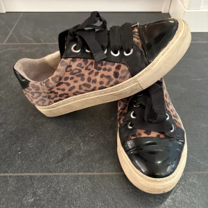 Leopard skor - Säljer mina super coola skor köpt från sellpy! Säljs då de var lite för stora. Står att det är strl 36 men de är stora u storleken så jag skulle säga att de är i strl 37