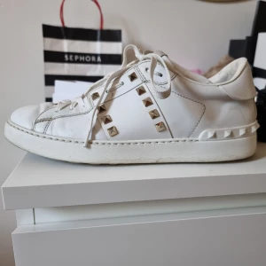 Valentino skor - Säljer ett par assnygga Valentinos i strl  41. Köpte dem på Plick för ca en vecka sen men de är tyvärr för stora! Fint skick! Sänker priset (och går back) då jag inte vill ha dem liggandes hemma!  Kan mötas upp i mån av tid. 