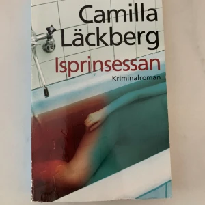 Isprinsessan - Camilla Läckberg , pocket - Del 1 i Fjällbacka serien (Läckbergs debutroman). Lite kantstött som kan ses på bilderna, övrigt i fint skick 🌸