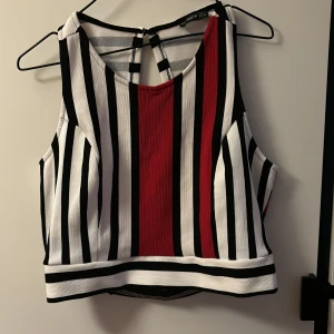 Randig topp med öppen rygg - En väldigt fin tröja med öppen rygg perfekt till sommaren!   