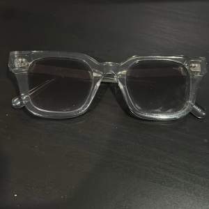 Chimi solglasögon storlek large. Nypris 1200kr. Knappt använda, säljer då jag köpt ett par svarta. Liten skada på vänstra bågen, men inget som märks vid användning! Kan fraktas!
