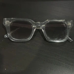 Chimi grey 04 - Chimi solglasögon storlek large. Nypris 1200kr. Knappt använda, säljer då jag köpt ett par svarta. Liten skada på vänstra bågen, men inget som märks vid användning! Kan fraktas!