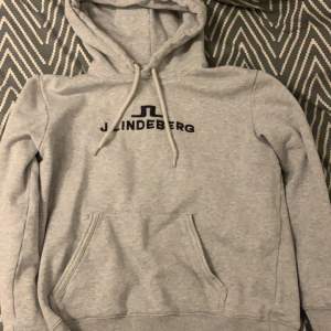 En J.Lindberg hoodie i bra sick som jag säljer pga att den blivit för liten