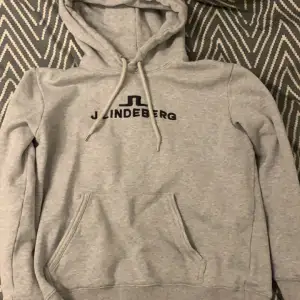 En J.Lindberg hoodie i bra sick som jag säljer pga att den blivit för liten