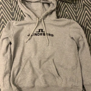 J.Lindberg hoddie - En J.Lindberg hoodie i bra sick som jag säljer pga att den blivit för liten