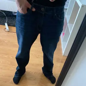 Säljer mina mörkblåa snygga Jack&jones jeans. Aldrig använda endast testade! Säljer pga de var för stora och jag är runt 170. Prislapp finns kvar och storleken är 30/31 i slim. Original pris 899 säljer för 500, pris kan gå ner! Hör gärna av er😊