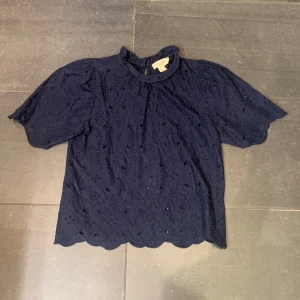 Blus - Säljer min super fina blus ifrån Lindex! Nästan helt oanvänd och är i superfint skick! Vill gärna få såld🥰 nypris 500kr