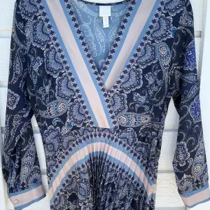 En super fin klänning i glansigt silke material . Helt slutsåld på H&M  Nypris 599kr
