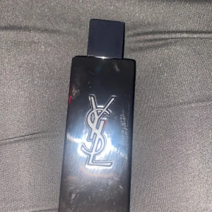 YSL parfym herr (myself) - Säljer nu min killes parfym då han inte vill ha den längre. Ungefär 75% kvar i den, köptes för ungefär 5 månader sen. 