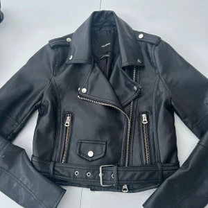 Skinnjacka  - Snygg skinnjacka för 250  i ganska bra skick. Har några skador men det är inget man lägger till. Köptes för 750 och säljes för 250. Kan diskutera pris även. Storlek xs. 