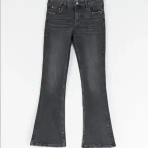 Säljer dessa Bootcut jeans från Gina Young. De är fransiga och har små slitsar längst ner. Storlek 164 men passar mig som vanligtvis har xs. Toppenskick! Bara att höra av sig om man undrar något!🤗
