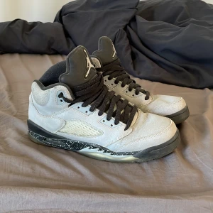 Jordan 5 - Ett par jordan 5 aluminium wolf grey. Dom är i helt okej skick men går och göra finare med en tvätt och fixa creasen lite. Pris kan diskuteras vid snabb affär. 
