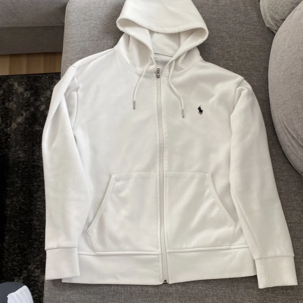 Säljer Ralph Lauren kofta för bra pris. Använd ett år gånger men är i perfekt skick. Det finns inga tecken på slitage eller liknande. Hör av dig tack . Hoodies.