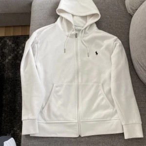 Polo Ralph Lauren Kofta - Säljer Ralph Lauren kofta för bra pris. Använd ett år gånger men är i perfekt skick. Det finns inga tecken på slitage eller liknande. Hör av dig tack 