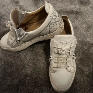 Guiseppi Zanotti skor  - Köpte för 1 år sedan använda endast förra sommaren. Sköna och snygga skor