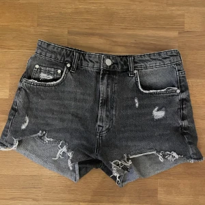 jeansshorts  - supersnygga jeansshorts från zara som är perfekta till sommaren! säljer pga att de inte kommer till användning längre❤️