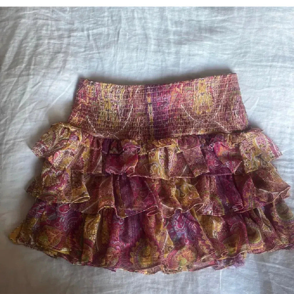 INTRESSEKOLL på denna super snygga volang kjol från zara som är helt slutsåld, den är lite sliten på ett ställe o lite på insidan ( kolla sista bilden) men inget man ser eller tänker på! Skriv vad ni kan tänka er att betala minst 500 ❤️. Kjolar.