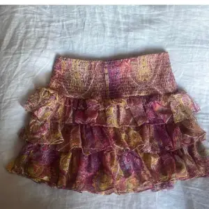 INTRESSEKOLL på denna super snygga volang kjol från zara som är helt slutsåld, den är lite sliten på ett ställe ( kolla sista bilden) men inget man ser eller tänker på! Skriv vad ni kan tänka er att betala minst 500 ❤️