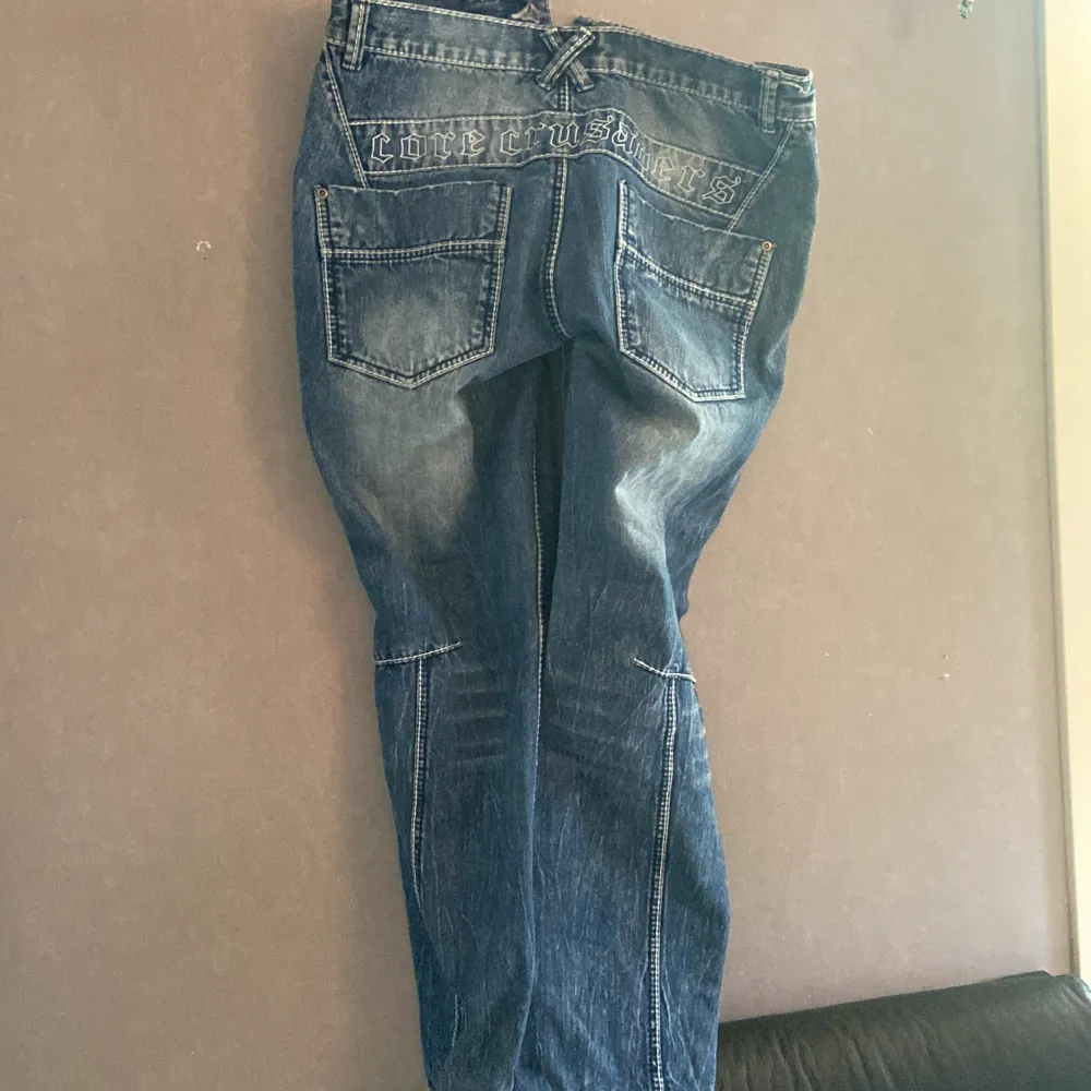 Blåa jeans men snygga detaljer. Använda ett få tal gånger så därför säljer jag dom. Passar både tjej och kille.  Ordinarie pris 499 Nuvarande pris kan diskuteras. . Jeans & Byxor.