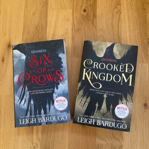 Grishaverse - Hej hej! Säljer duologin Six of Crows. Båda är olästa och är i bra skick förutom att den första boken har en aning bruten rygg (kan skicka fler bilder om det önskas). 60kr/bok eller 100kr för båda. 