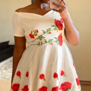 Jättefin sommarklänning med blommor och den ha jättebra material  - Bra material perfekt till sommar