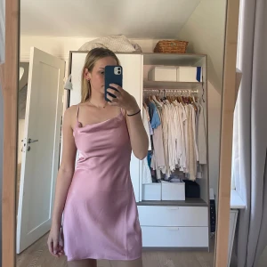 Rosa satin mini klänning  - Rosa satin mini klänning från Stradivarius  Storlek XS