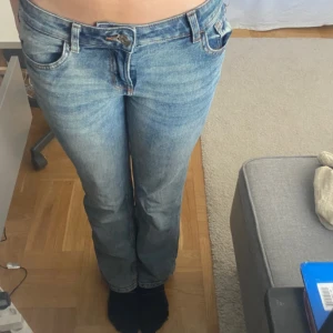 Lågmidjade bootcut jeans - Lågmidjade ljusblåa bootcut jeans. Utgångspris 500kr. Jättesnygga men lite för korta för mig är 178 cm. 