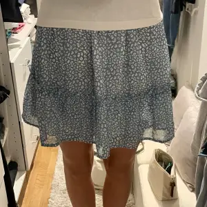 Säljer den här jätte fina blå leopard kjolen! Helt perfekt för sommaren och skolavslutning🙌 Märket heter Rut&Circel💕Pris går alltid att diskutera men tryck jätte gärna på köp nu🙏