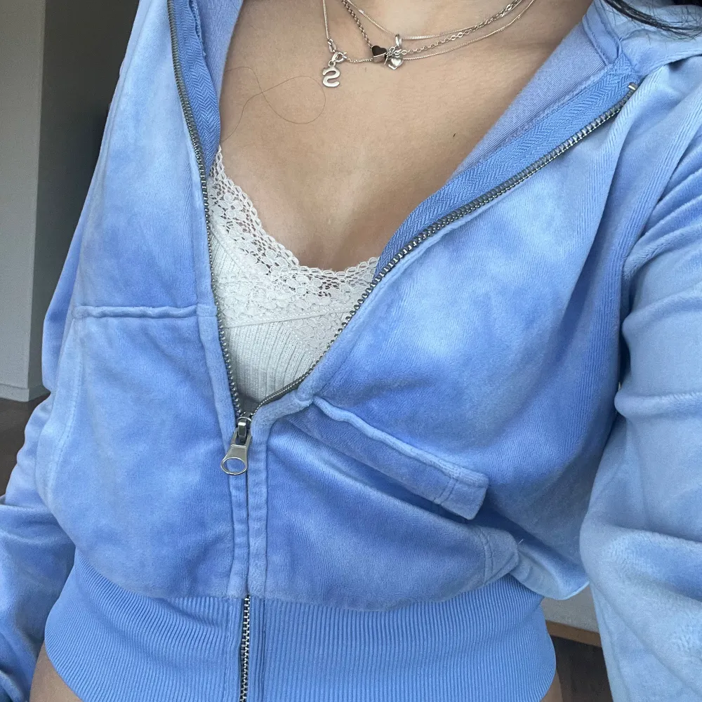 Jätte fin velvet textur zip up hoodie i en jätte fin blå lila färg,har bara använt ett fåtal gånger och det finns inga defekter alls. Skriv för intressen och frågor 💕💕. Hoodies.