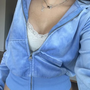 Velvet zip up hoodie  - Jätte fin velvet textur zip up hoodie i en jätte fin blå lila färg,har bara använt ett fåtal gånger och det finns inga defekter alls. Skriv för intressen och frågor 💕💕