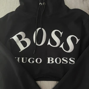 Hugo boss hoodie - Croppad hugo boss hoodie i strlk L men skulle säga att den sitter mer som M typ . Skriv för fler bilder eller frågor💕
