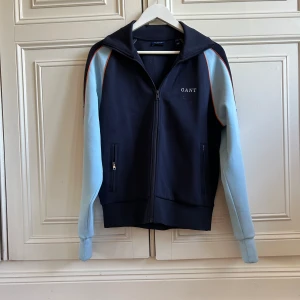 Gant Tracksuit - Extremt skön och högkvalitativ Gant Tracksuit. Helt oanvänd.  Högkvalitativ och säljes till bra pris!   Pris kan diskuteras!  