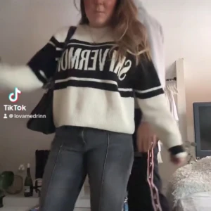 Stickad tröja  - Säljer denna fina stickade tröja från hm med ett fin tryck! Passsar perfekt til alla sommarkvällar nu!🙏🏽💘