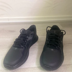 Arbetsskor, Shoes For Crews svart, 39  - Nya arbetsskor av märket Shoes For Crews perfekt anpassad för dig som arbetar inom service branschen resturang, halkiga ytor, oljiga plattformar etc och motverkar dessutom fotstank. Bra mark grepp.  Säljs i nyskick. Svarta, Storlek 39