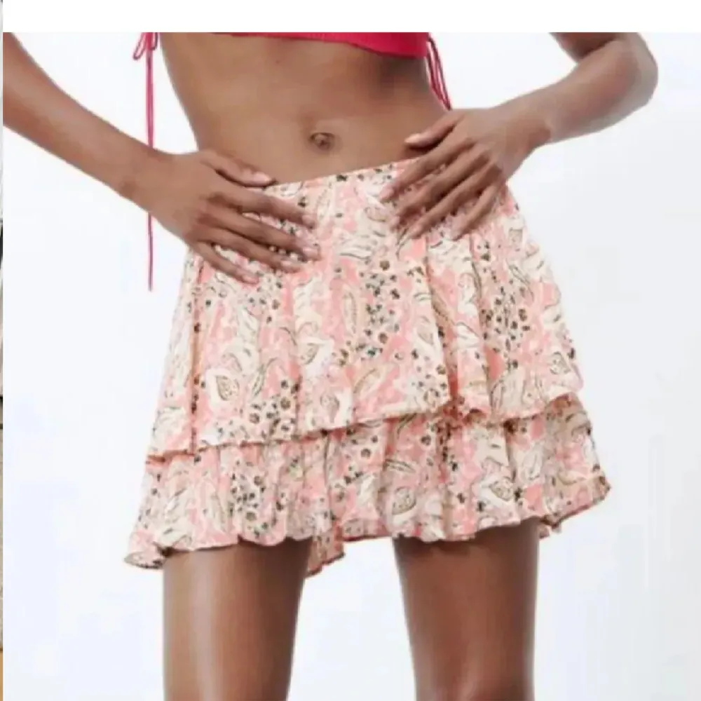 Säljer denna kjol från zara! Inbyggda shorts under så de känns safe att ha as snygga . Kjolar.