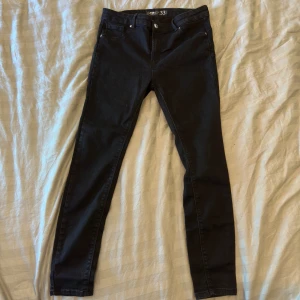 Svarta jeans - Svarta jeans från New Yorker  Dom är väldigt stretchiga i materialet  Köpt för ett par år sen knappt använt dom så dom är i fint skick Storlek w33 Pris 50kr + frakt