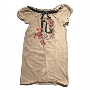 Söt miniklänning/tröja - Super söt beige miniklänning(eller tröja), Bra skick och är skön 