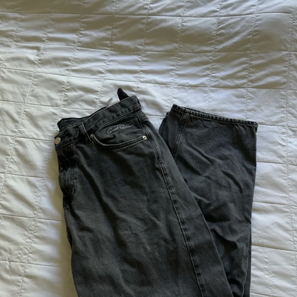 Baggy jeans i storlek S köpta från junkyard, nypris runt 600kr. Jeans & Byxor.