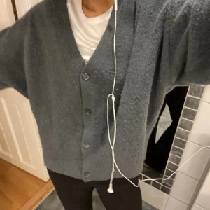 Stickad kofta  - Säljer denna jätte mysiga koftan som är perfekt till sommar kvällar💕