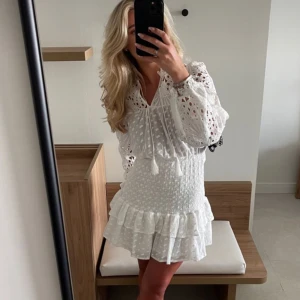 Studentklänning - En super fin och välgjord klänning som är perfekt för student eller likanande. Köpt för 1250kr på Hercanbeyou, aldrig använd bara testad💖 