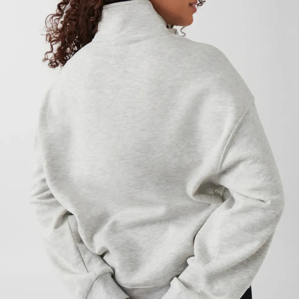 Zip sweater slutsåld på Gina tricot. Storlek S, använd en gång . Tröjor & Koftor.