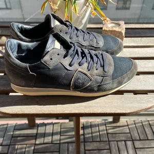 Phillipe Model  - 🎉Säljer nu ett par riktigt feta Phillipe Model Trainers i den eftertraktade färge mörkblå🔥Nypris 3800 mitt pris endast 999kr!! 7/10 skick med lite slitningar| St 42 men passar 43. Pris kan diskuteras vid snabb affär. Hör av dig vid funderingar!